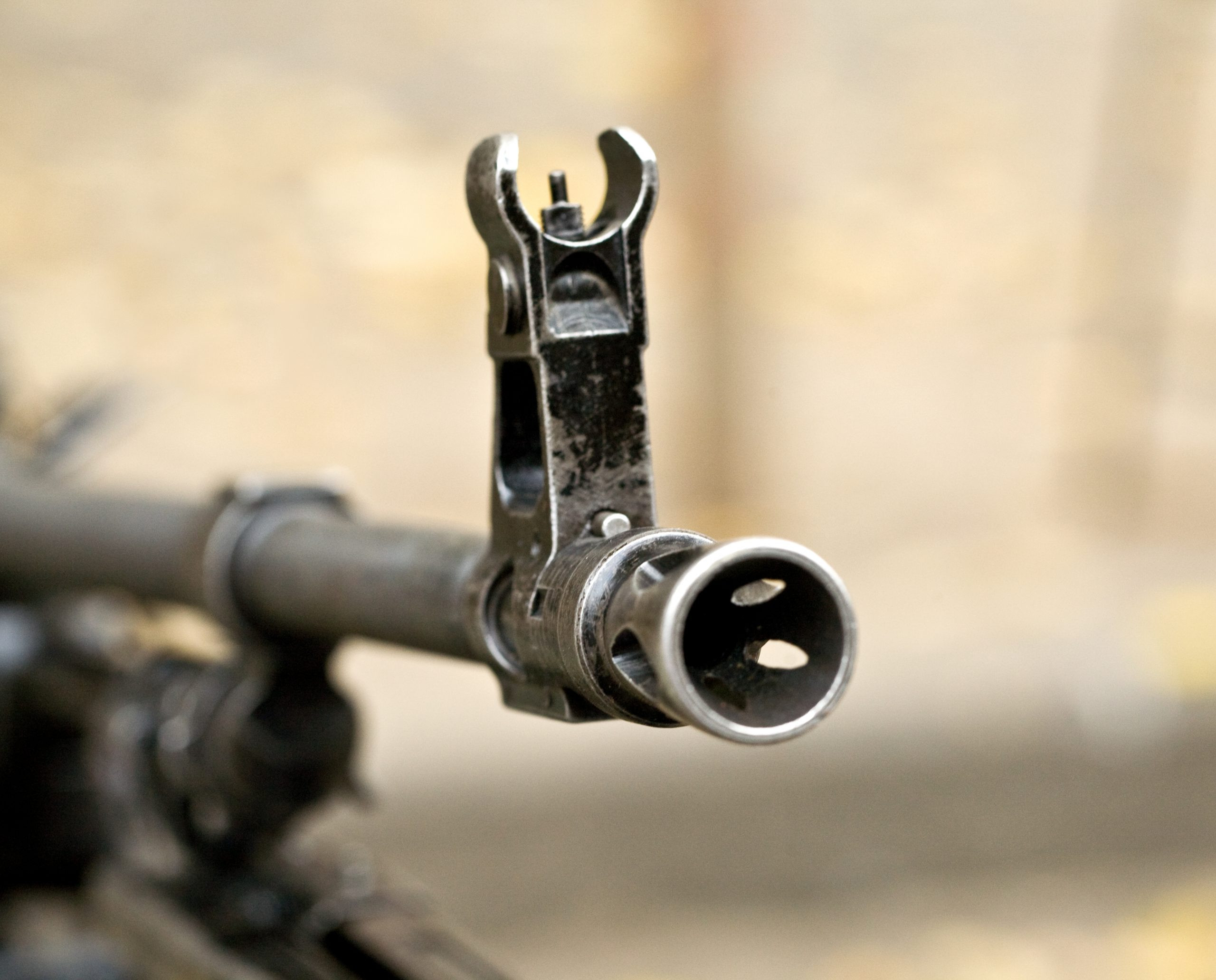 Дуло автомата. Дуло автомата. Стрельба из калашникова. Дуло автомата. Дуло автомата.