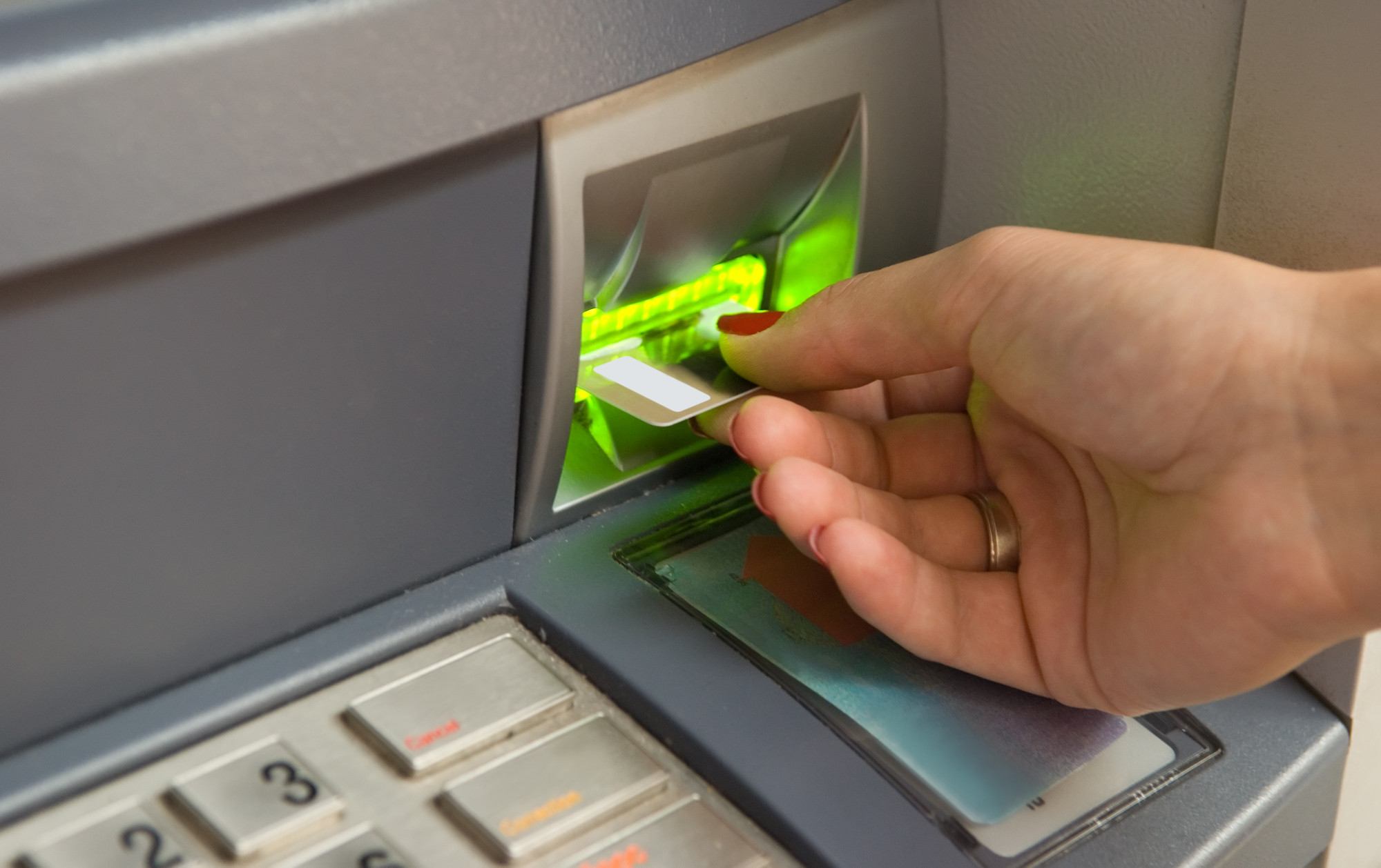 Люди активно используют банкоматы в повседневной жизни. Карточка в банкомате. Вставить карту в Банкомат. Кредитка в банкомате. Пластик банкомата.