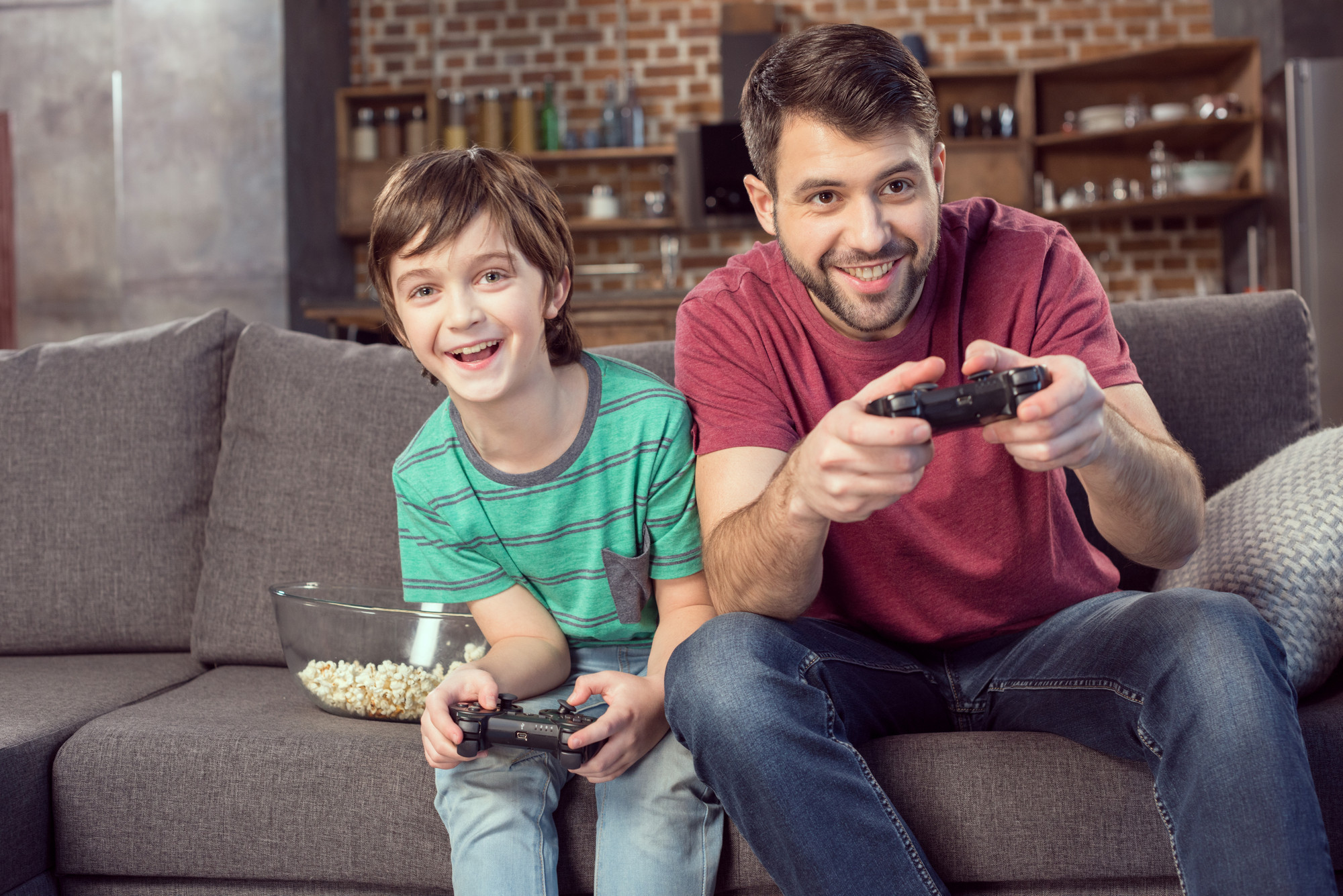 Папа играет в компьютерную игру. Папа и сын играют в приставку. Семья играет в приставку. Видеоигры отец и сын. Семья играет в Видеоигры.