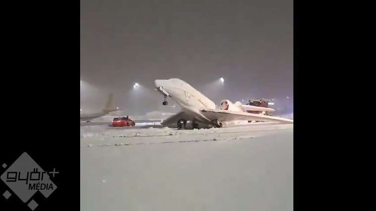 Elképesztő ez az időjárás: a kifutópályára fagyott egy repülőgép Münchenben – VIDEÓ!