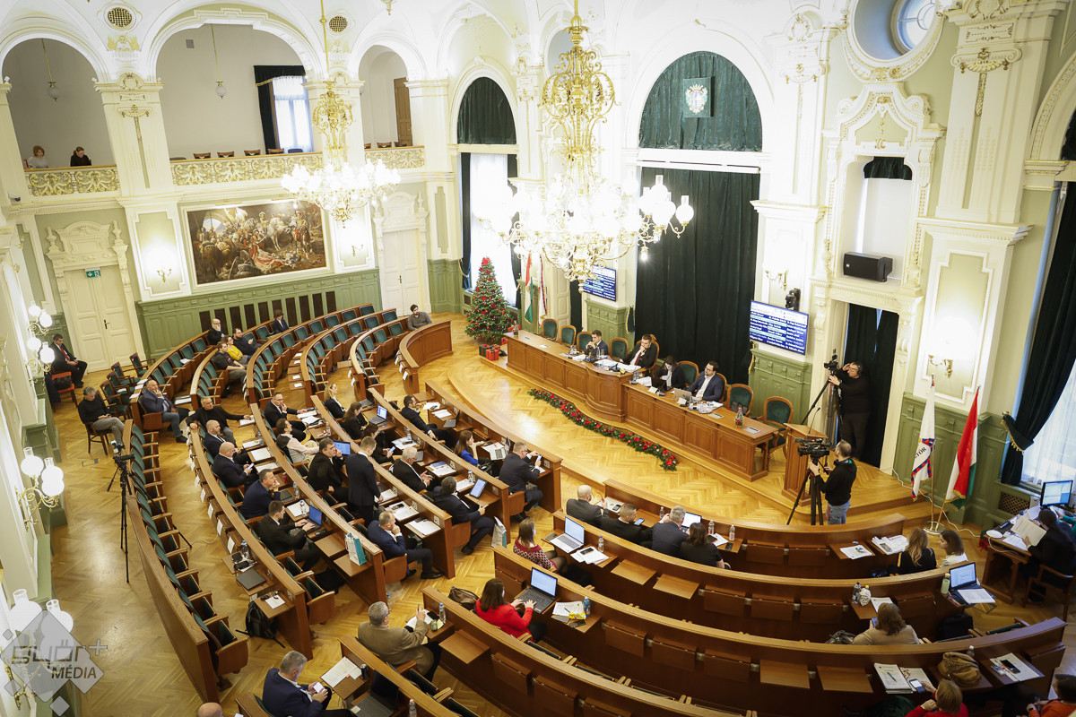 Pintér Bence nem csak a városi cégek ellen folytat hadjáratot, célkeresztben a képviselő-testület is