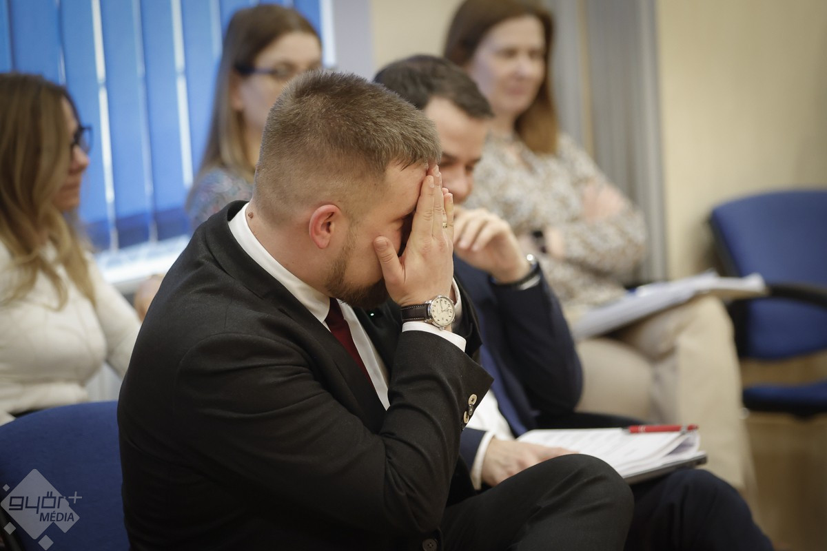 A polgármester megakadályozta, hogy a bizottsági ülést a díszteremben tartsák
