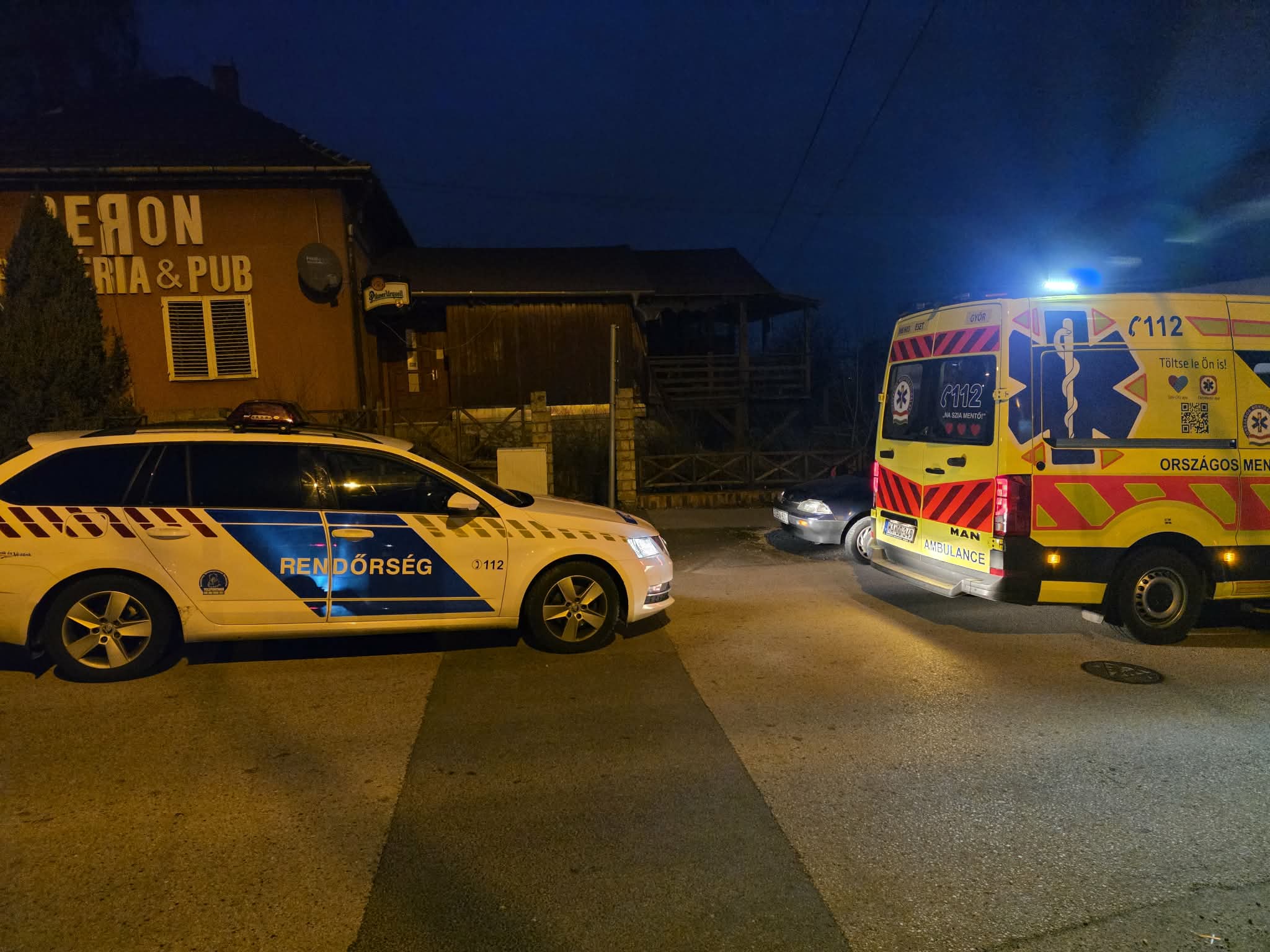 Ménfőcsanakon éppen újraélesztenek valakit a mentők, nem tudni, pontosan mi történt 