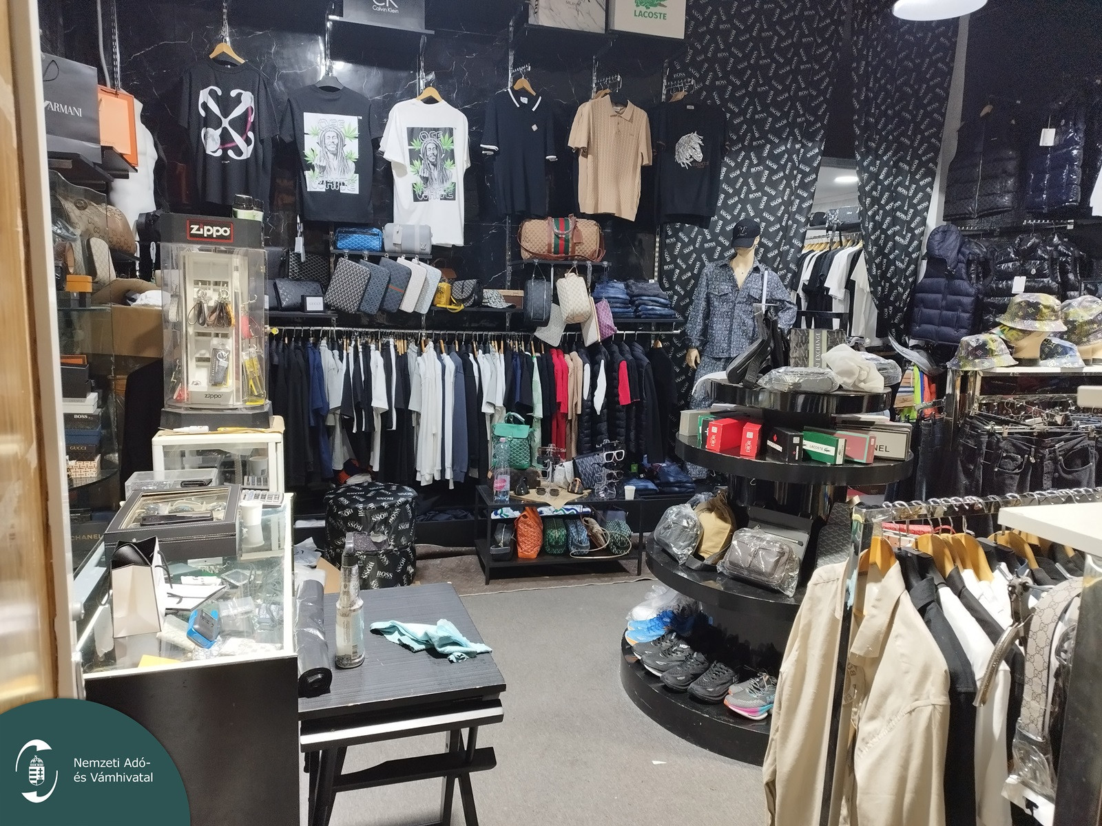 Több ezer hamis terméket és 150 e-cigarettát talált a NAV