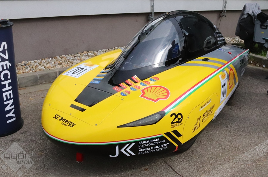 Luxusverdák lepték el az egyetemet – fotókon mutatjuk!