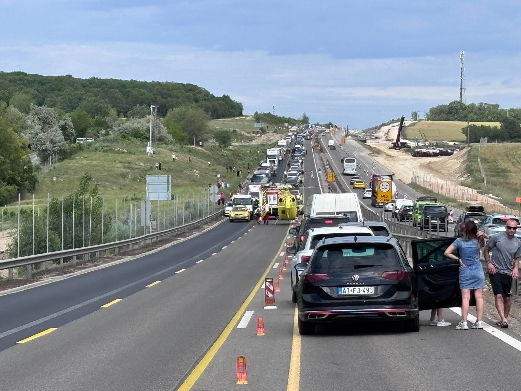 Ismét egy baleset az M1-esen: Mentőhelikopter érkezett - Fotók, videó a helyszínről! 