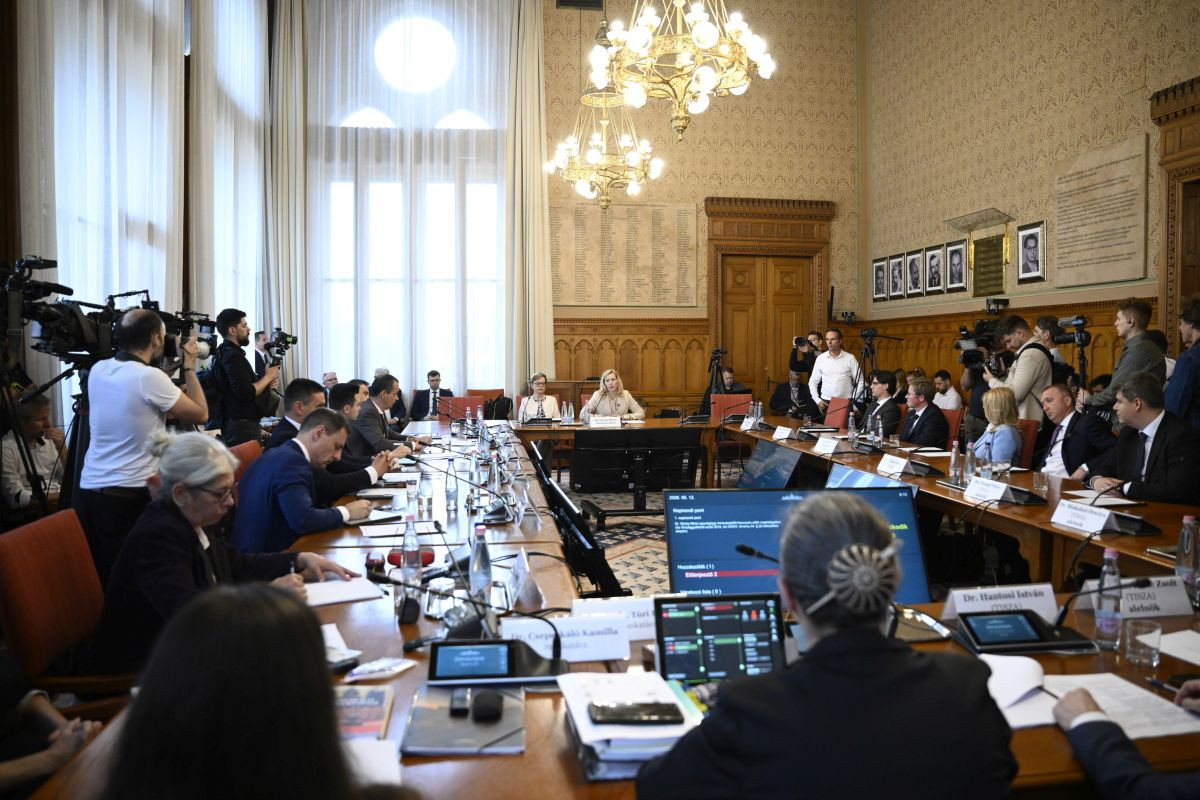 Megalakul az új kormány, ülést tart a parlament, esküt tesznek a miniszterek